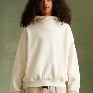 ESSENTIALS HOODIE
SILVER CLOUD / S